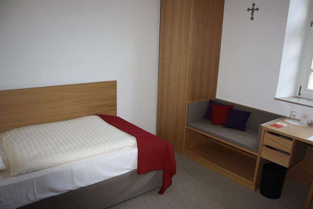 Kardinal Schulte Haus Hotell Bergisch Gladbach Exteriör bild