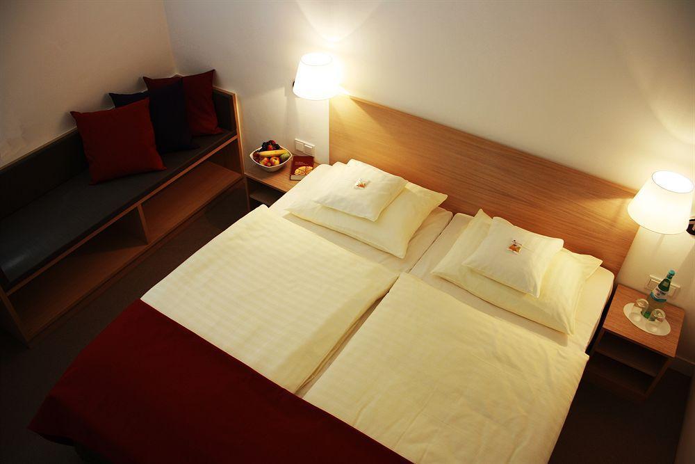 Kardinal Schulte Haus Hotell Bergisch Gladbach Exteriör bild