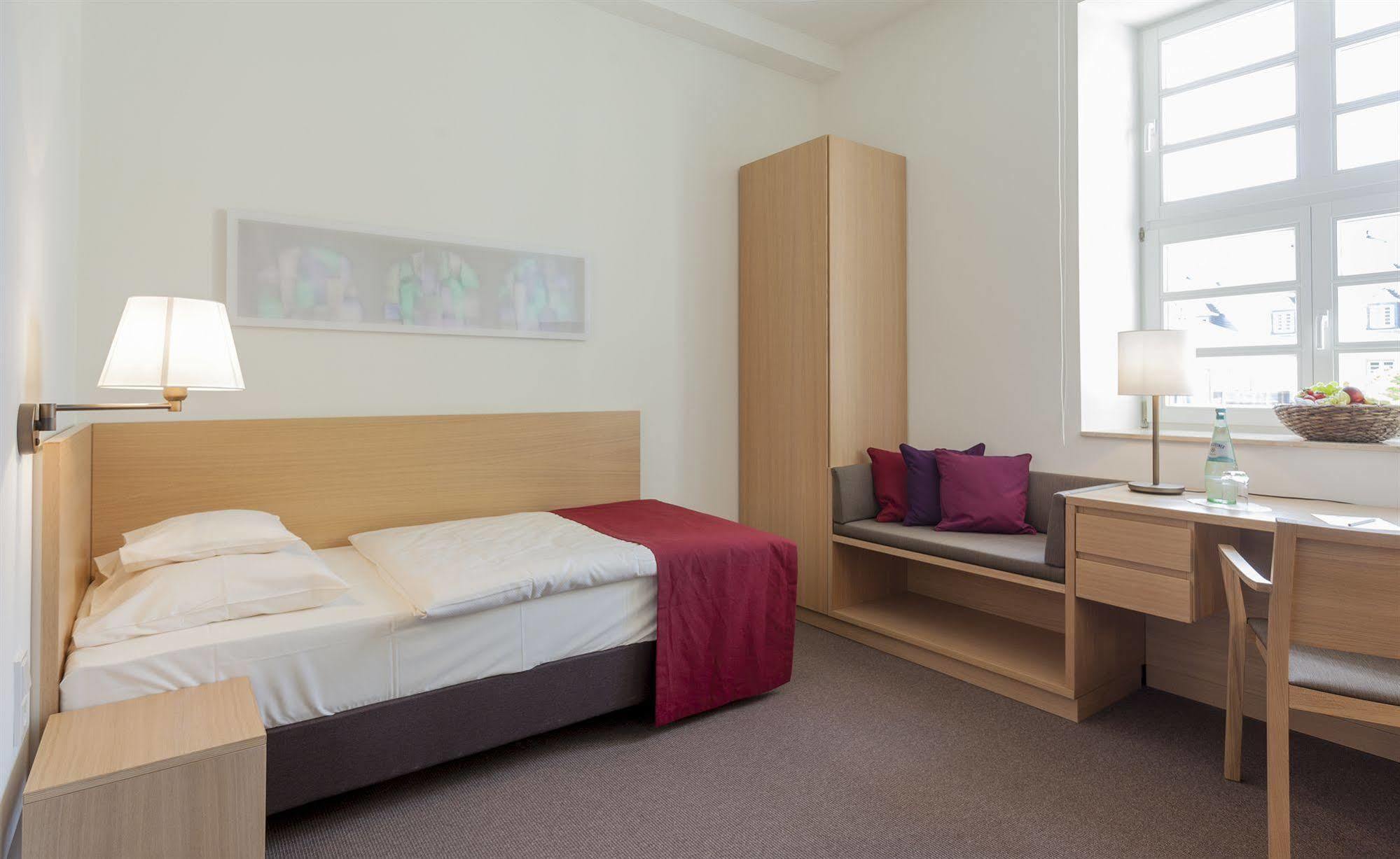 Kardinal Schulte Haus Hotell Bergisch Gladbach Exteriör bild